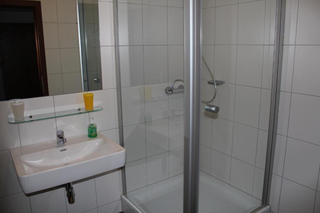 Gasthof Schiefer Zur Zugbruecke Kreuzen  Room photo