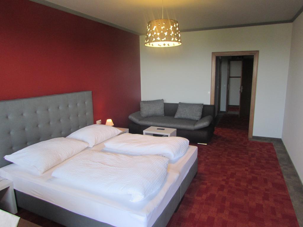 Gasthof Schiefer Zur Zugbruecke Kreuzen  Room photo