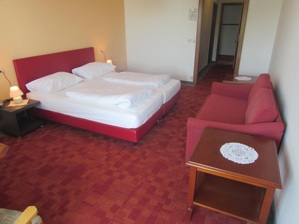 Gasthof Schiefer Zur Zugbruecke Kreuzen  Room photo